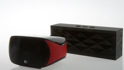 Jawbone Jambox (bakerst) spiller noe høyere og takler de dypeste bassfrekvensene litt bedre enn Logitech Mini Boombox. (Foto: Kurt Lekanger)