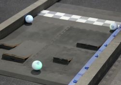 En av Sphero-ene har fått et greit forsprang på vei ut fra målområdet.