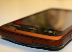 USB-kontakten er godt beskyttet, men ligger ganske langt inne i telefonen. Vi oppdaget at enkelte kraftige Micro-USB-plugger ikke kom langt nok inn til å gi kontakt. Med pluggen som følger med går det greit.