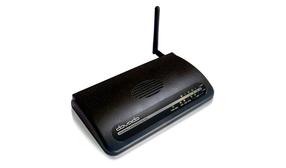  Med Dovado UMR har du en Wi-Fi-ruter som kan mates med b&amp;aring;de fast og mobilt bredb&amp;aring;nd, i tillegg til at du kan kommunisere med den via SMS. 