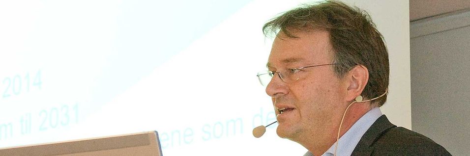 NRKs Øyvind Vasaasen karakteriserte mobilbransjen som haier i kampen om frekvensene.