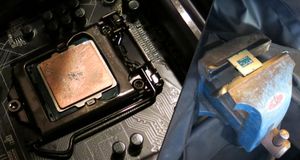Fjerning av varmespreder på Haswell Se hvordan det gikk da vi slo av prosessorlokket med en hammer