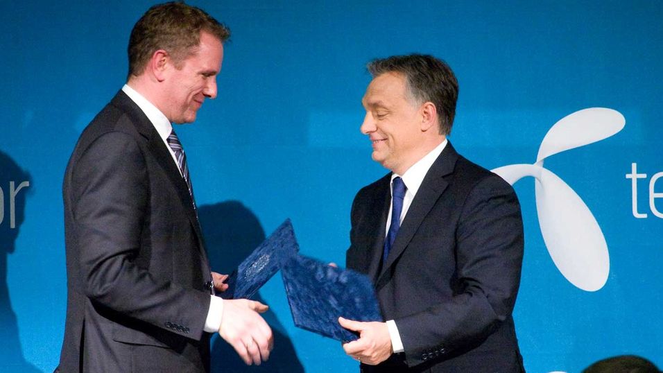 Telenors Europa-sjef Kjell-Morten Johnsen signerer avtale med Ungarns statsminister Viktor Orban.