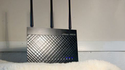 Asus RT-AC68U er den rimeligste ruteren du vil kunne installere AiMesh på. Den koster fra rundt 1200 kroner.