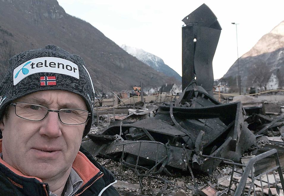 Dekningsdirektør Bjørn Amundsen i Telenor har besøkt den brannrammede bygda Lærdal og bygd opp 4G-dekning i bygda.