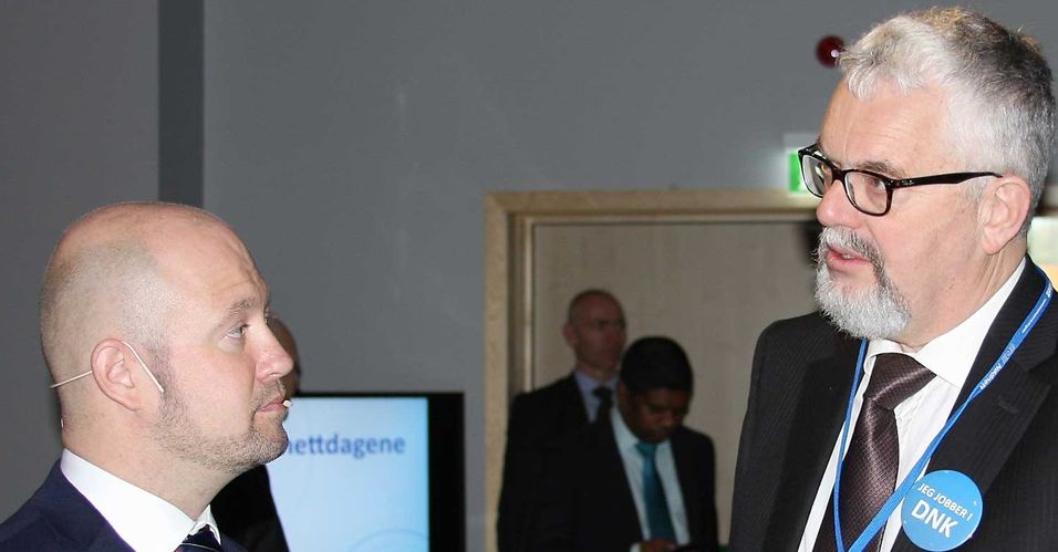 Justis- og beredskapsminister Anders Anundsen i samtale med direktør Tor Helge Lyngstøl i Direktoratet for nødkommunikasjon i samtale under Nødnettdagene 2014.