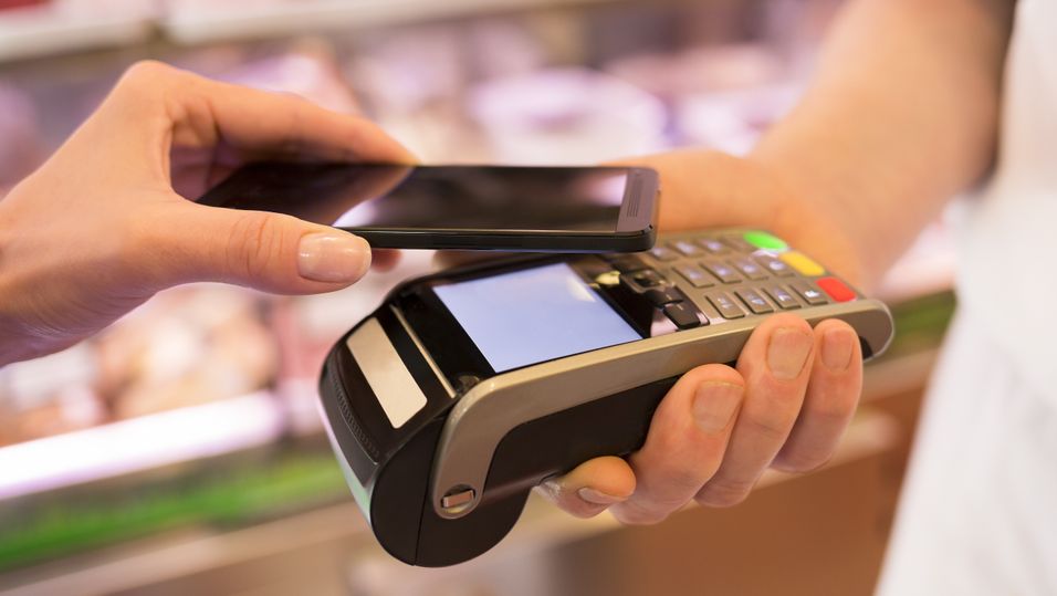 Dette kan om kort tid bli den nye betalingshverdagen vår. Etter at Apple lanserte Apple Pay, tror mange at 2015 kan bli det året da mobilbetaling via NFC virkelig tar av.