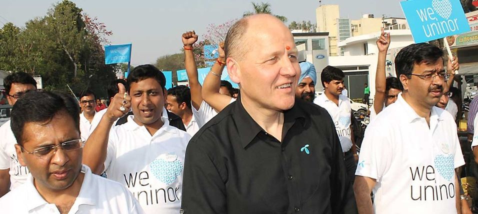 Telenors Asia-sjef Sigve Brekke på en av sine kampanje-reiser for Uninor i India.