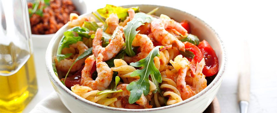 Pastasalat med reker og crabstick