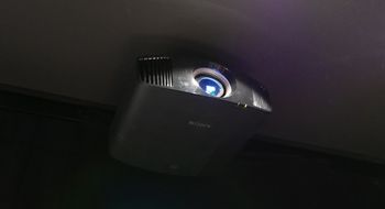 Sony VPL-VW520ES Vi fikk hakeslepp av denne projektoren