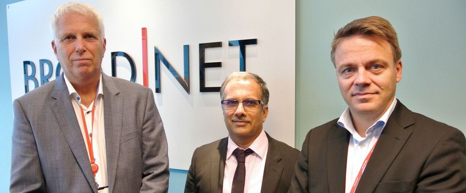 Ansatterepresentant i Broadnet-styret, Kjell Kristiansen, konserndirektør TS Narayanani Tech Mahindra i Europa og Broadnet-sjef Martin Lippert, fotografert da overføringen av 126 medarbeidere og IT-drift ble kunngjort.