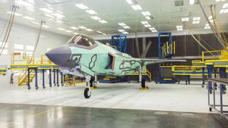Første norske F-35 er i lakkeringshallen
