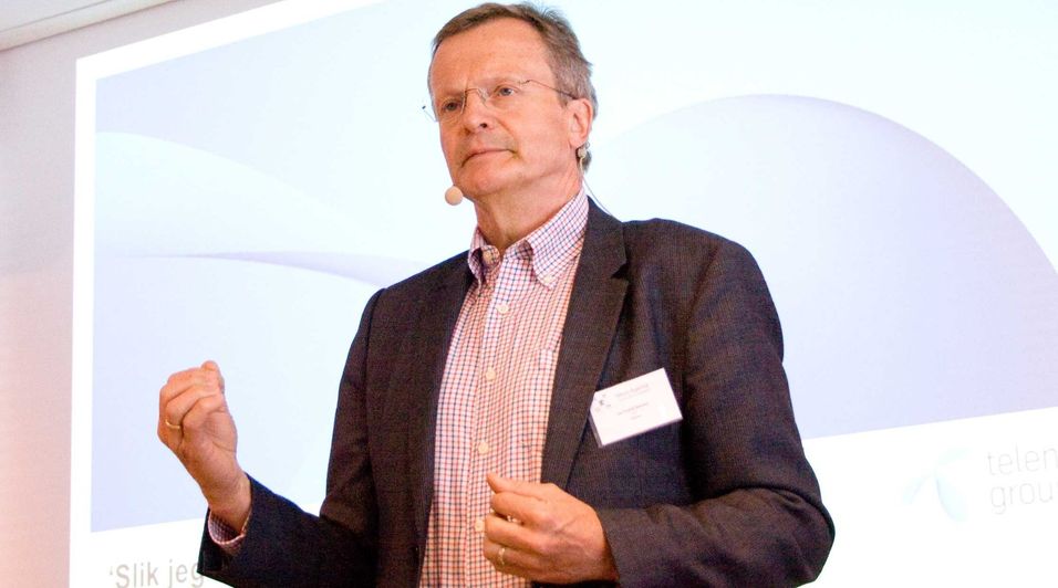 Tidligere konsernsjef Jon Fredrik Baksaas trekker seg nå fra jobben som strategisk rådgiver for Telenor-styret. Årsaken oppgis å være å la Telenor og styret få handlingsrom til å håndtere situasjonen på best mulig måte.