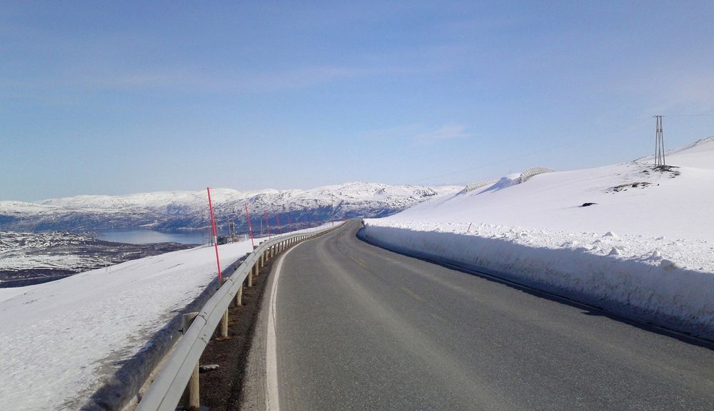 Slik kan Kvænangsfjellet se ut en aprildag. Men vinteren kan også være svært tøff. 10 entreprenører vil bedre forholdene for trafikantene på E6. (Foto: Berit Bjørnholt)