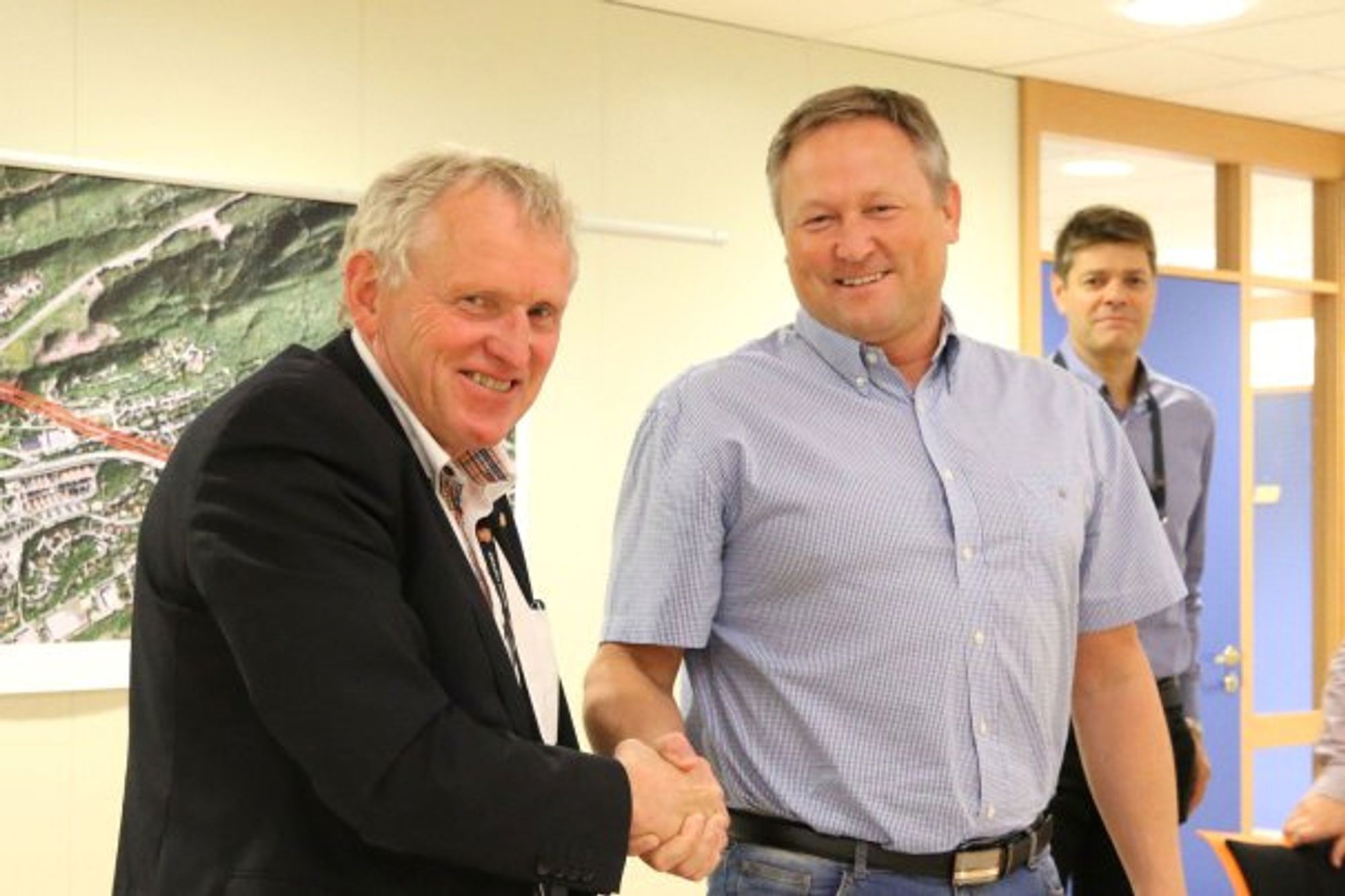 Regionvegsjef Torbjørn Naimak og økonomidirektør Ronny Hermansen i M3 Anlegg AS signerte  14. september avtalen om bygging av veganlegget vest for Bodøtunnelen.  Foto: Marius S. Staulen / Statens vegvesen.