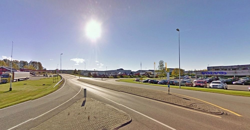 Dette er ikke noen gunstig trafikkløsning. Nå skal de to T-kryssene på Ramstad bygges om til en rundkjøring. (Foto: Google)