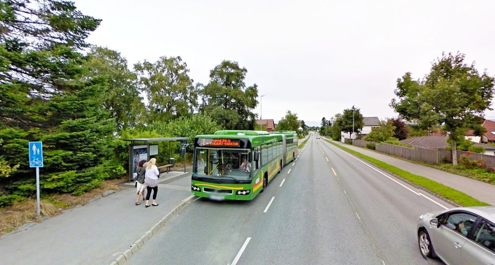 Om to år får bussene egne felt på fylkesveg 44 gjennom Vaulen. Utvidelsen skjer gjennom et område med mye randbebyggelse, men bare tre bolighus må rives. (Foto: Google)