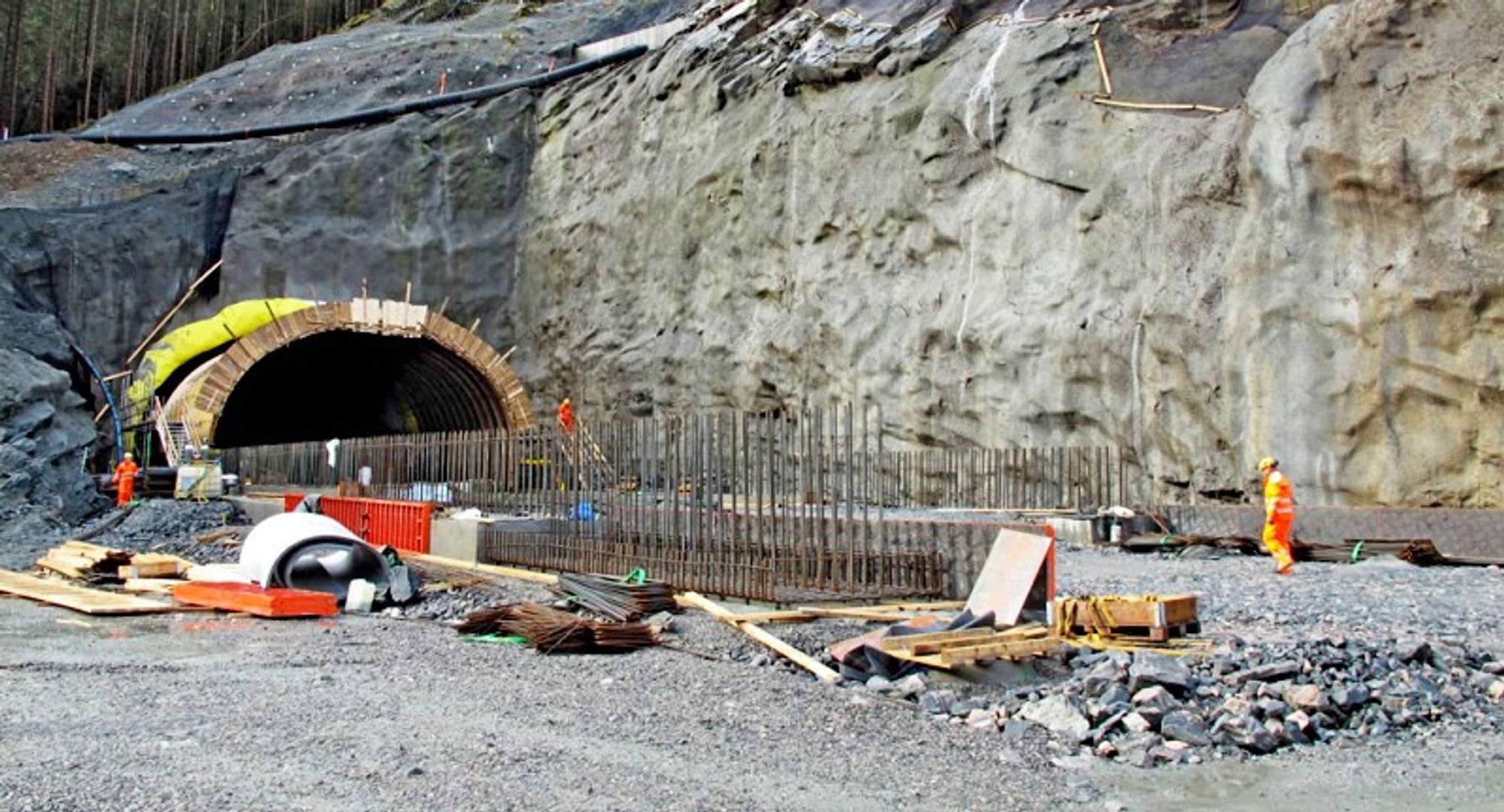 Dette er nordre påhugg til Økslandstunnelen. Siden bildet ble tatt er det støpt en lang portal her. (Foto: Statens vegvesen)