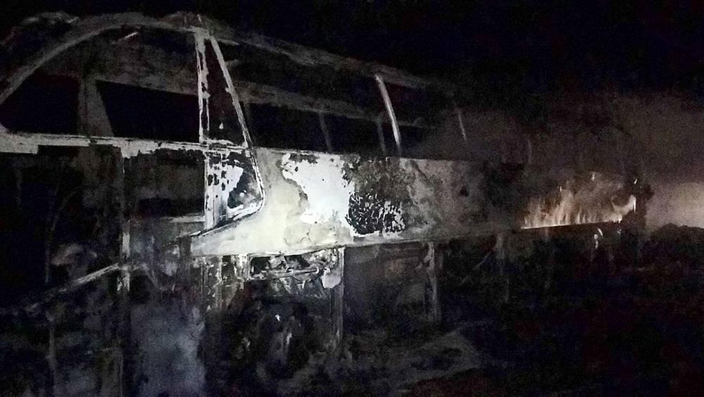 Bussen som begynte å brenne i Gudvangatunnelen, er fullstendig utbrent. Foto: Voss brannvern / NTB scanpix