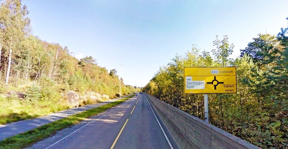 Slik ser fylkesveg 540 ut i dag. Kollektivfeltet kommer til høyre for betongrekkverket. (Foto: Google)