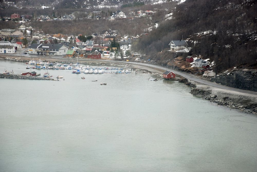 Vegvesenets bilder tatt fra luften over rasstedet i Sørkjosen søndag. Blant annet en brygge og en molo ble skadet av et jordras som gikk natt til søndag. E6 er stengt som følge av raset. OBS KREDIT! Foto: Øyvind Skeie Hellum / Statens vegvesen / NTB scanpix
