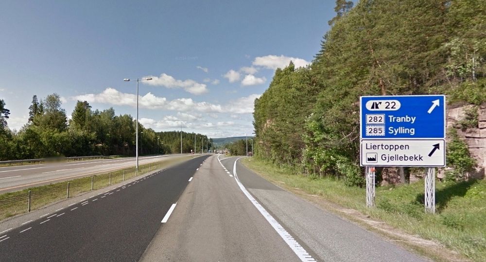 Foreløpig er det ingen mulighet til å fjernstyre trafikken ved Tranbykrysset i Lier. Utstyr for det kommer på plass til høsten. (Ill.: Google)