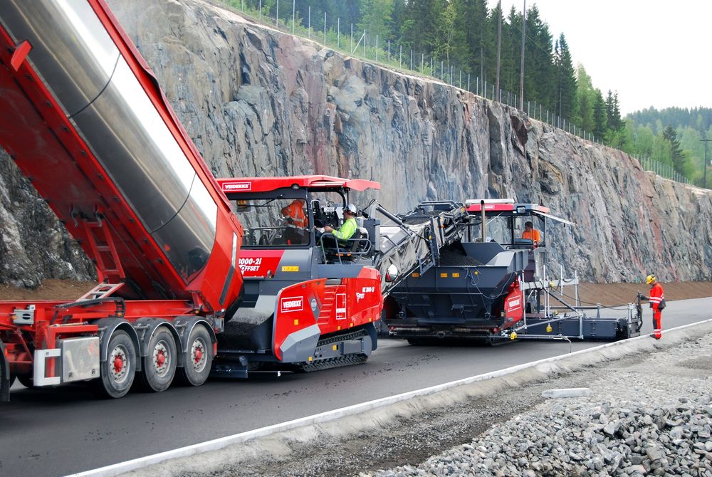 Utleggerbredde på ni meter er sjelden å se under asfaltering i Norge.  oto: Veidekke