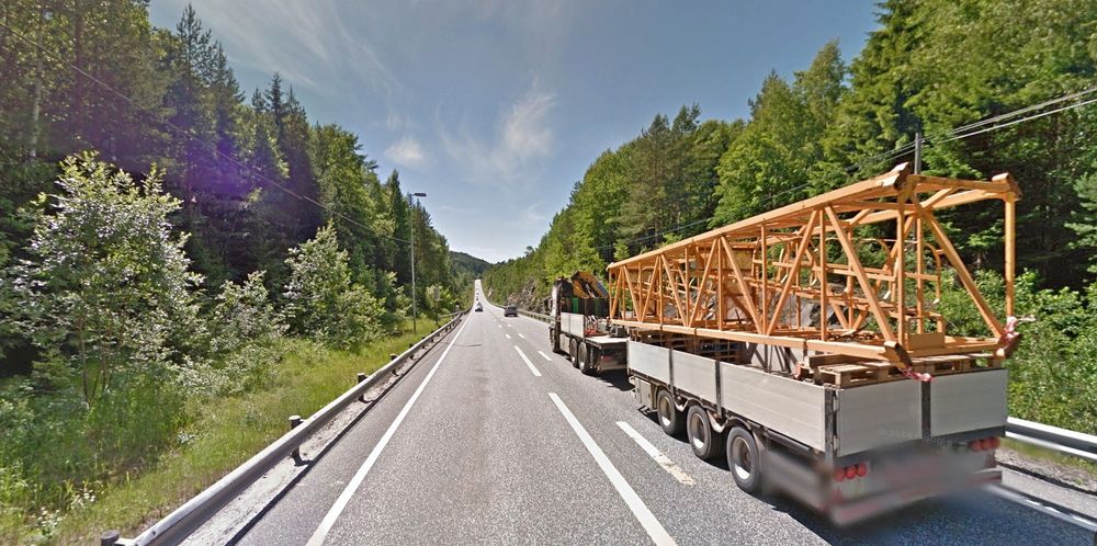 På denne strekningen i Kragerø kommune skal E18 få midtdeler av betong. De som er interessert i jobben, må gi anbud innen 10. mars. (Foto: Google)