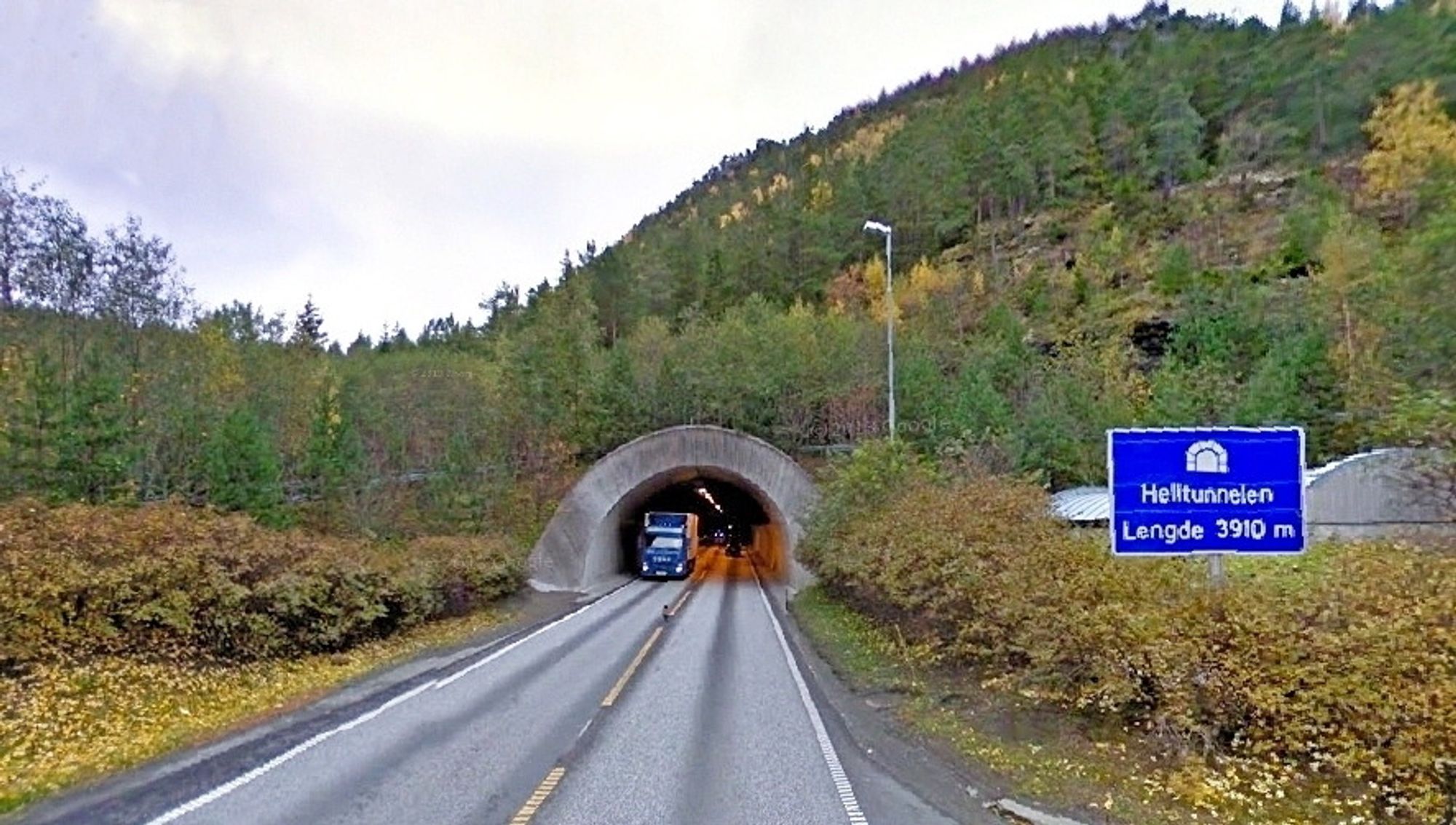 Helltunnelen som krysser fylkesgrensen mellom Sør- og Nord-Trøndelag, er den lengste av de fem tunnelene som skal oppgraderes. Bildet viser den sørvestre portalen. (Foto: Google)