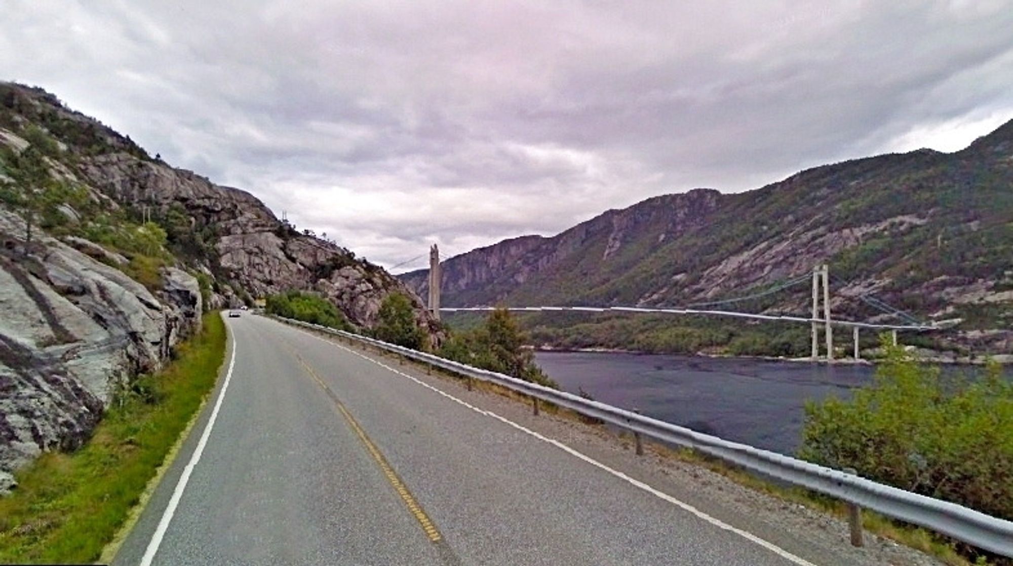 Riksveg 13 gjennom Forsand kommune inngår i området Høgsfjord. Brua i bakgrunnen er Lysefjordbrua. (Foto: Google)