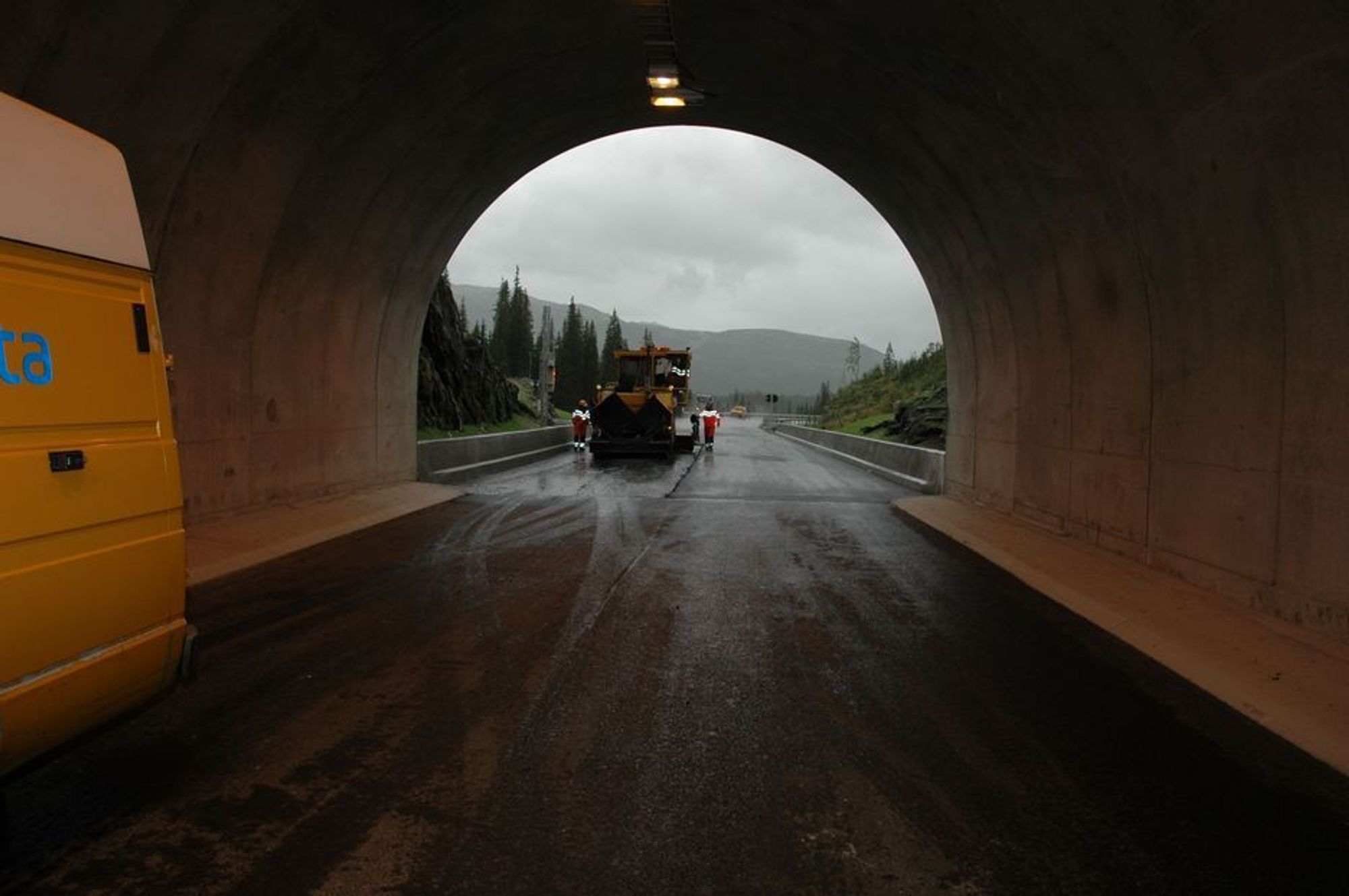 Mesta har hatt alt av asfaltarbeider i og utenfor Korgentunnelen. En omfattende jobb til 22 millioner kroner.