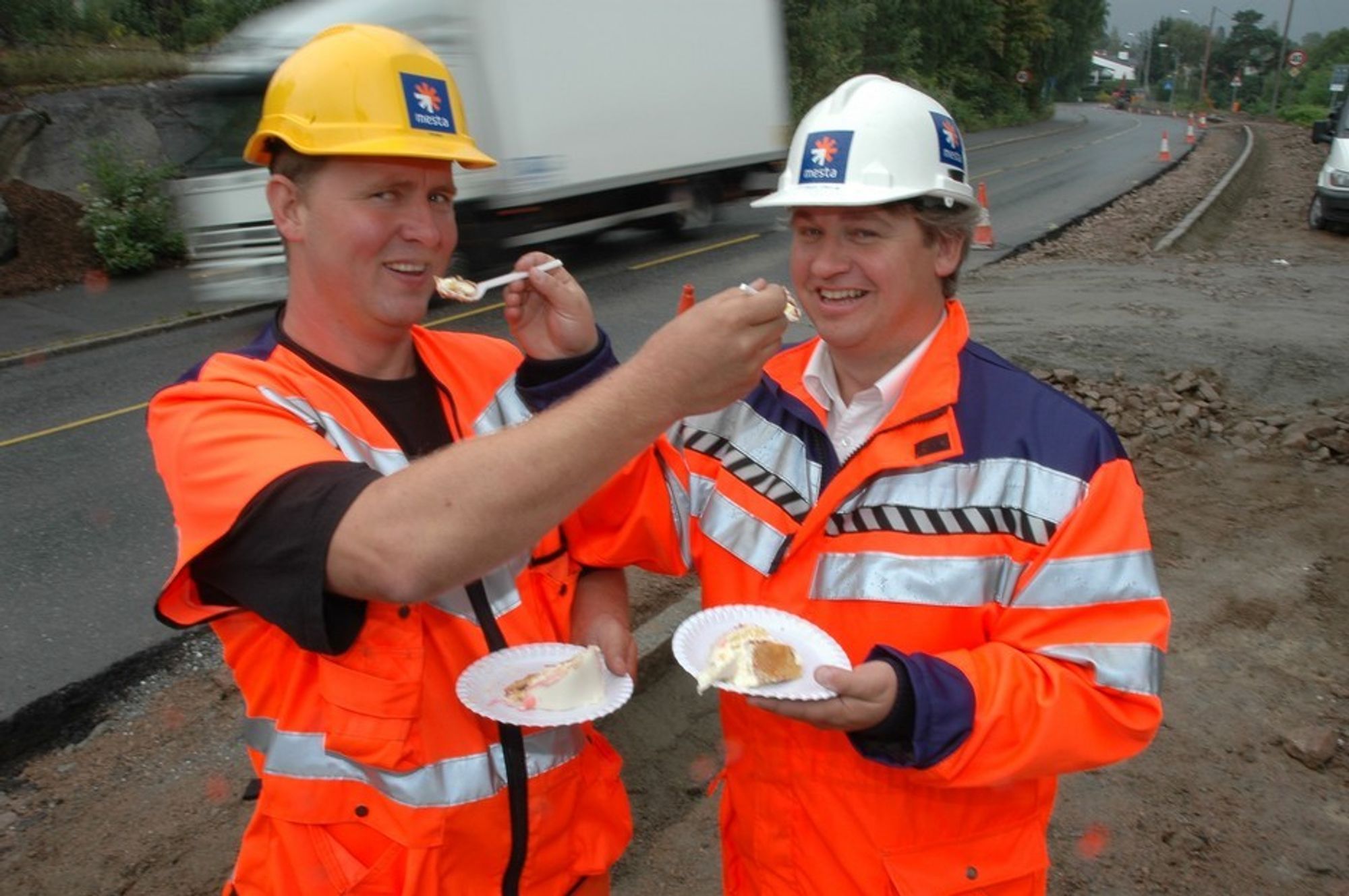 Anleggsbas Tom Erland Stensmo og regiondirektør Kjell Inge Davik spanderer gjerne kake på hverandre for å markere Mestas 1000. kontrakt.