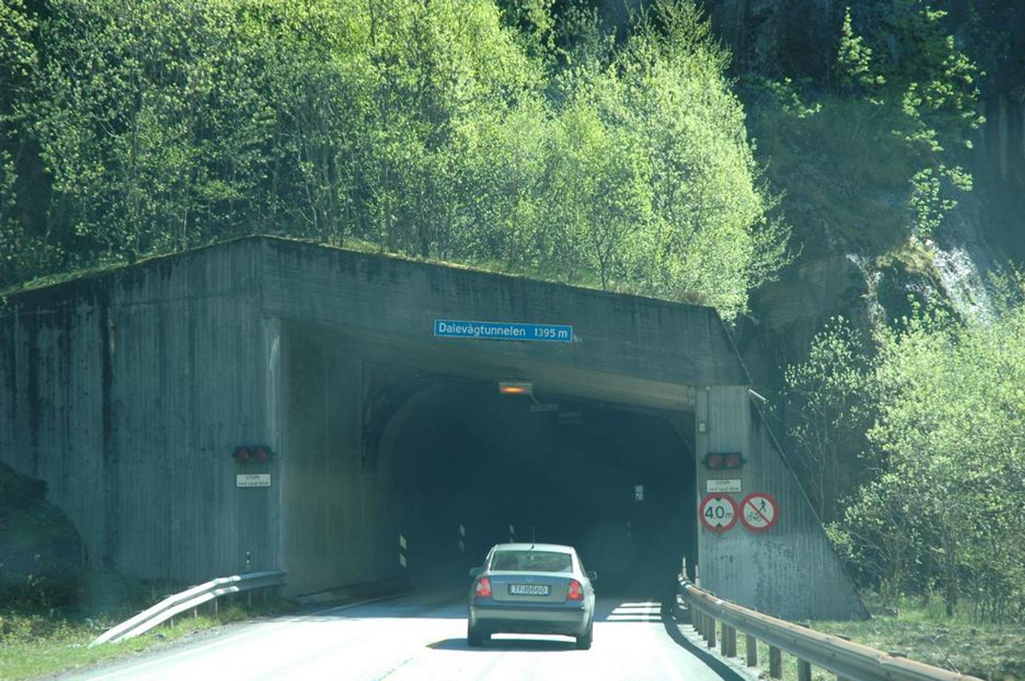 Dalevågtunnelen på E 16 skal utvides til 4,5 meters høyde og 9,5 meters bredde. Når jobben er gjort, er det ingen tunneler på E 16 mellom Bergen og Voss som har lavere fri høyde enn 4,3 meter.