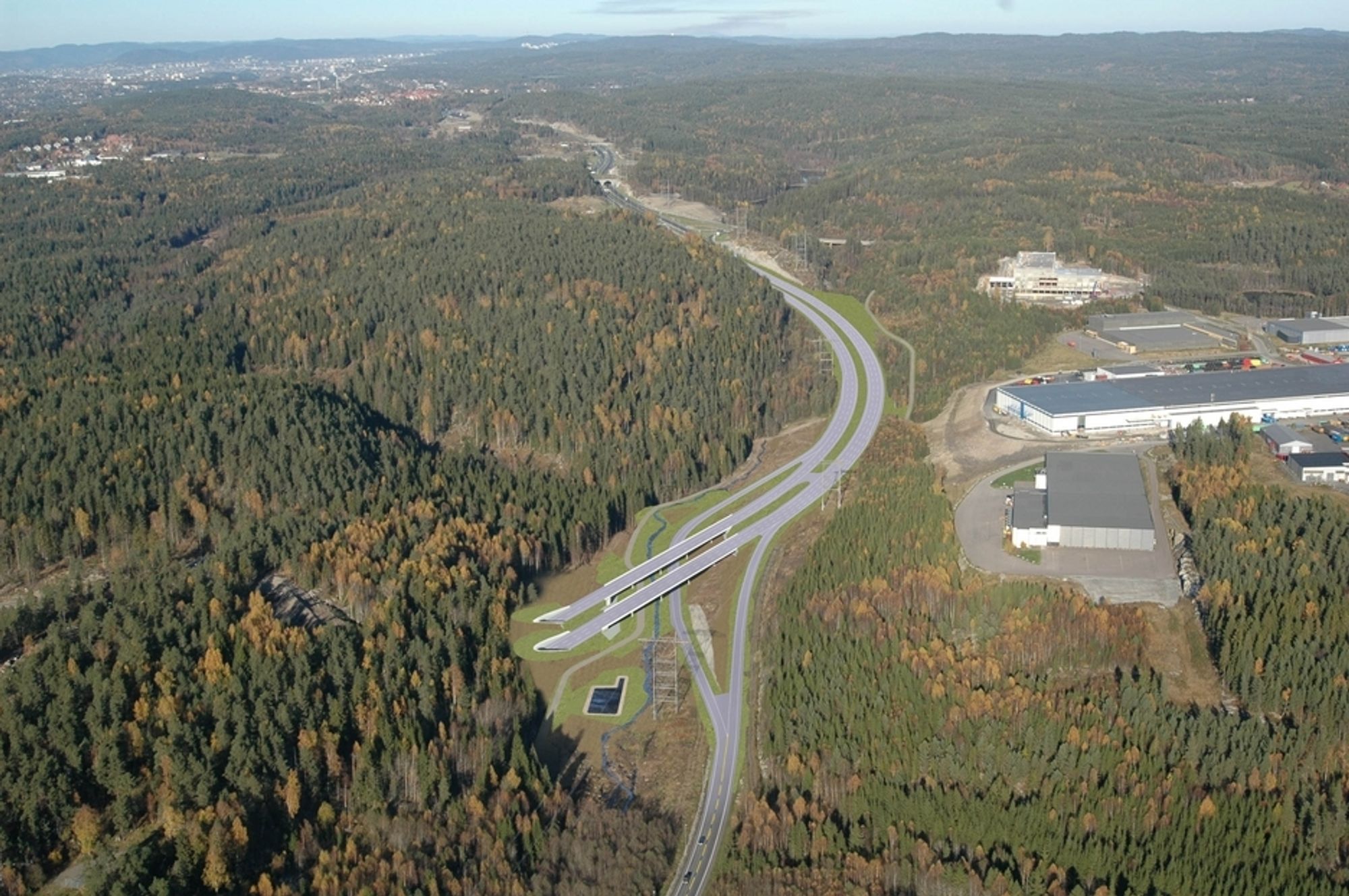 Sør for Assurtjern skal dagens E 6 brukes som sørgående kjørebane for ny fire-felts E 6.  Til venstre for de to bruene kommer den 3,7 km lange tunnelen ut i dagen. (Ill: Norfilm)