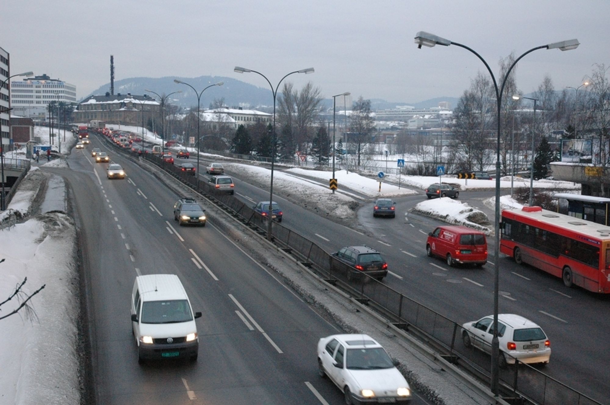 Køene på Ring 3 ved Økernkrysset er et kjent, om ikke kjært syn hver ettermiddag. Om noen år flyttes trafikken inn i Lørentunnelen som får et påhugg til høyre for Ring 3 på bildet. Om køene blir borte, gjenstår å se.