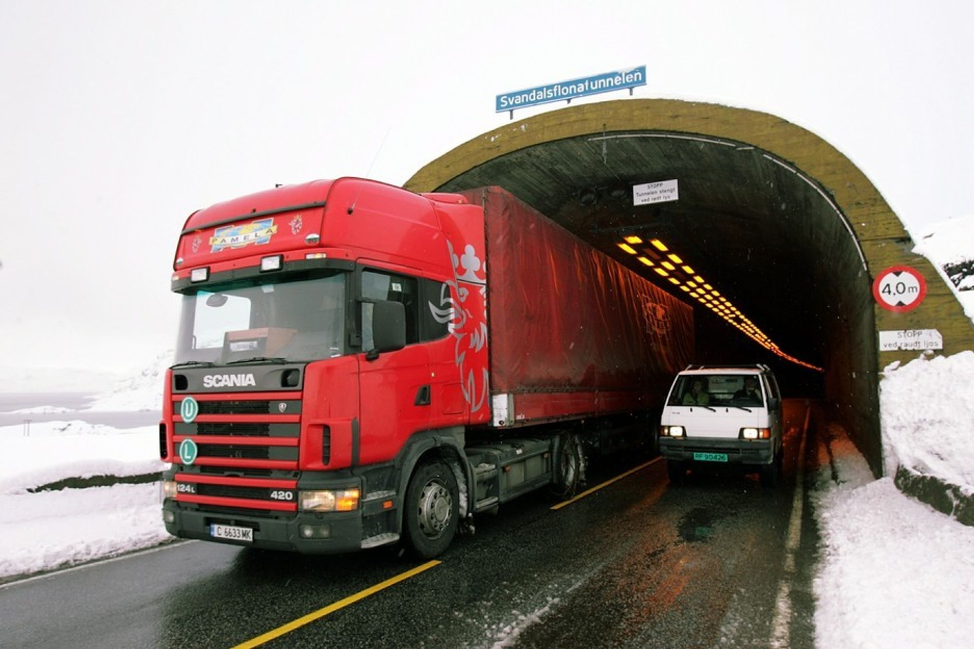 En velkjent situasjon på E 134: En bil på veg ut av Svandalsflonatunnelen passerer et utenlandsk vogntog som ligger helt ute mot midtlinjen. Når tunnelene er utvidet vil dette forhåpentligvis ikke forekomme så ofte.