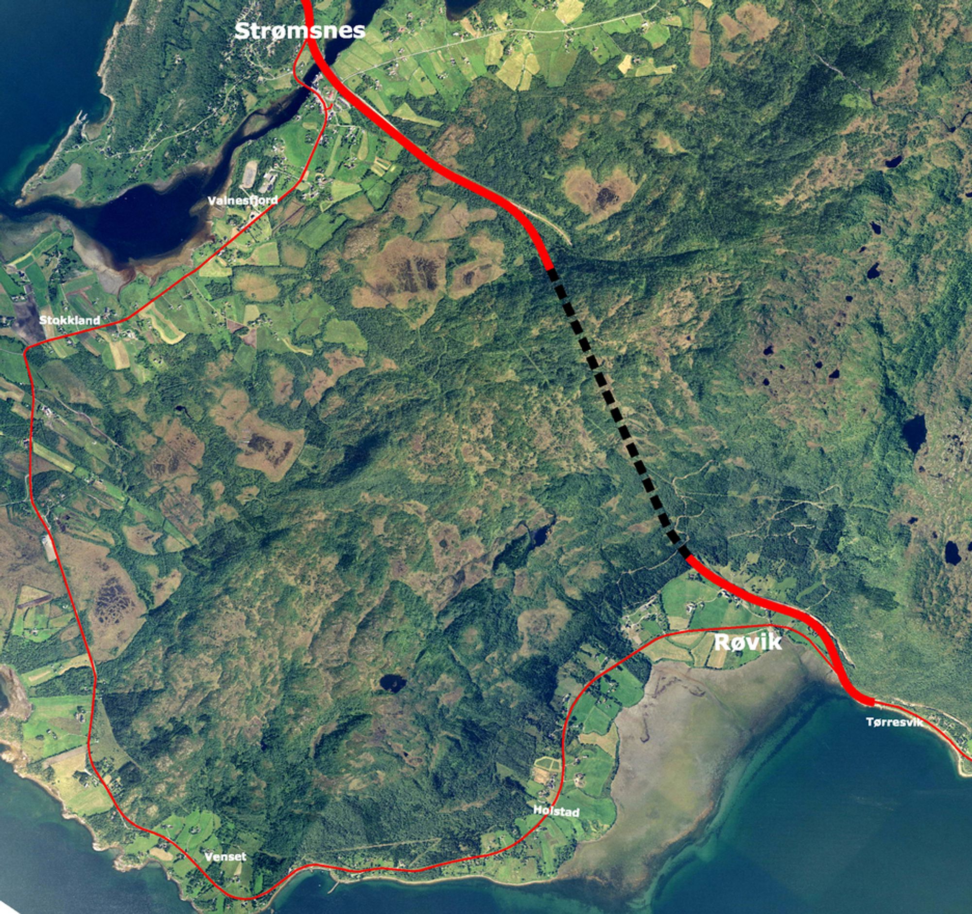 I dag går riksveg 80 mellom Røvik og Strømsnes langs strandlinjen. Den nye vegen vil gå i nesten rett linje mellom ytterpunktene. Veglengden blir redusert til det halve.