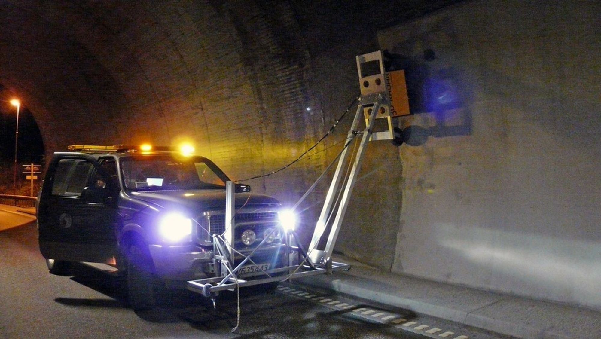 Radaren har hjul, og kjøres langs tunnelveggen ved forinspeksjon. 
Foto: Sintef