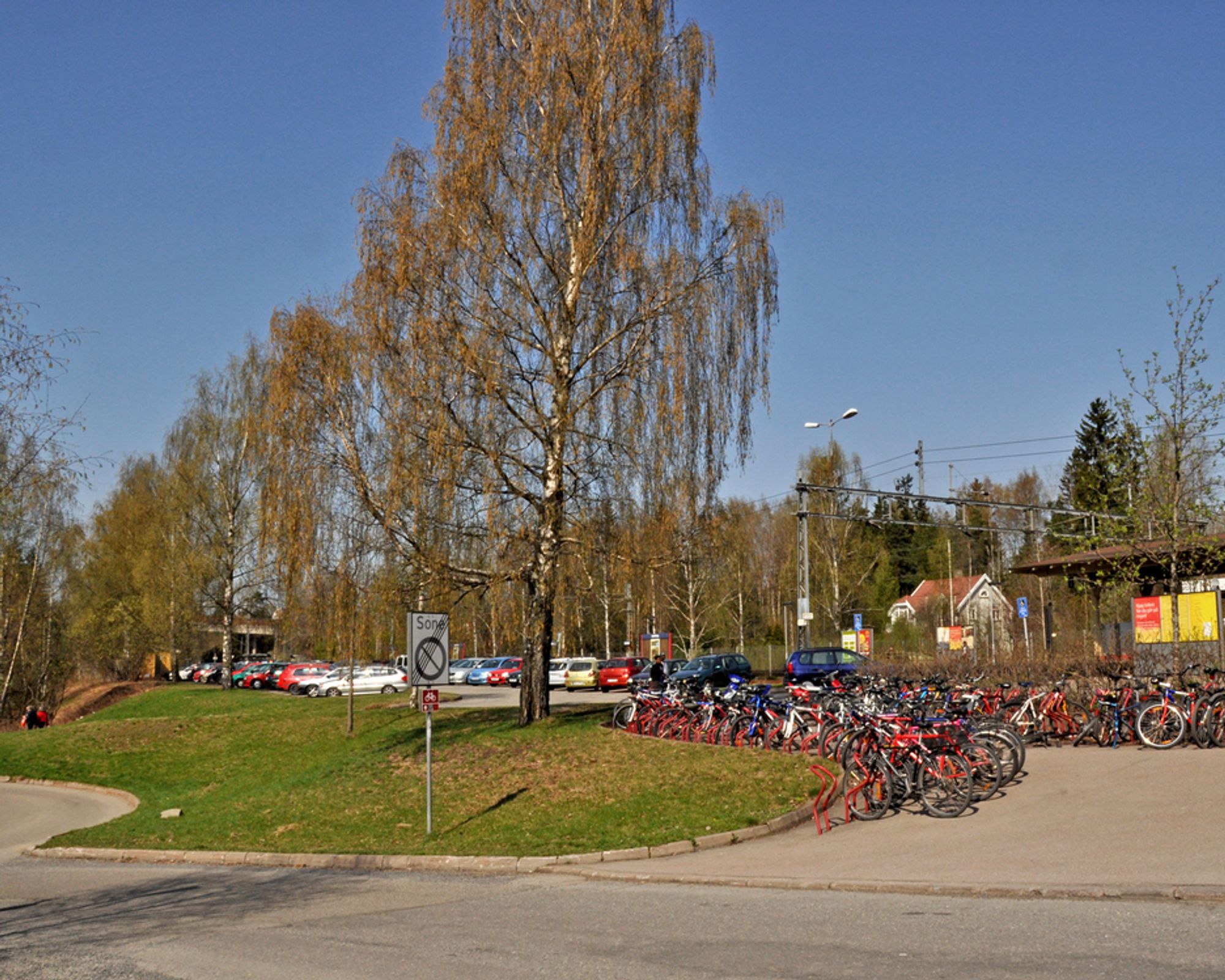 Gangkulverten vil gå tvers gjennom parkeringsplassen for sykler på Lørenskog stasjon. Nye parkeringsplasser skal etableres som erstatning for de som går tapt.
