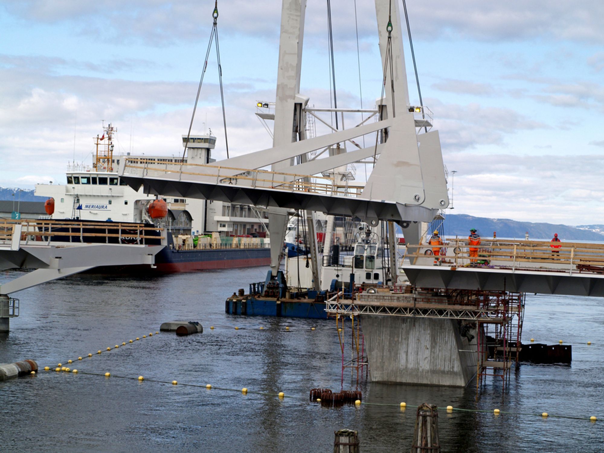 Flytekranen «Eide Lift» monterer det 184 tonn tunge klaffespennet på Pirbrua. 2. juli skal brua åpnes. (Foto: Leif Arne Hafstad, Statens vegvesen)