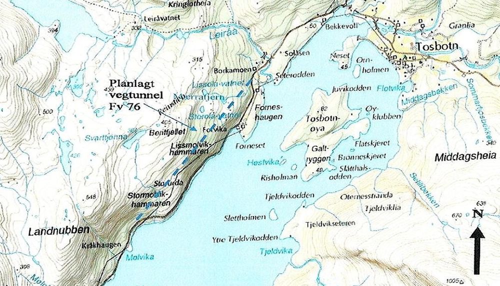 Den stiplete blå linjen på vestsiden av fjorden markerer Molvikhammartunnelen. Elektro- og SRO-installasjonene i tunnelen vil trolig bli utført av OneCo eller Scanmatic. (Ill.: Statens vegvesen)