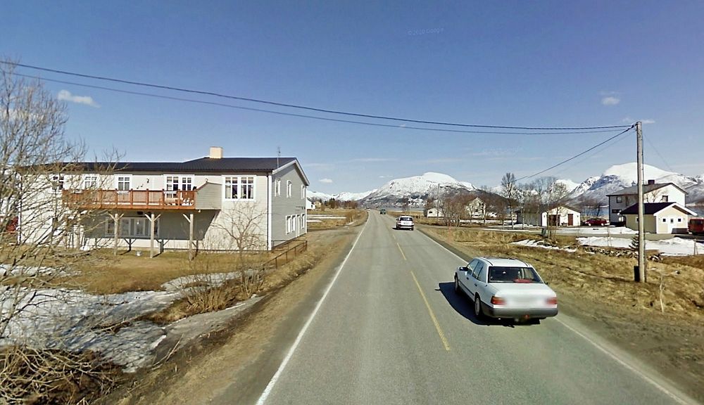 Huset til venstre står i vegen for gang/sykkelvegen. I stedet for å innløse det har Vegvesenet valgt å flytte fylkesveg 82 mot høyre. (Foto: Google)