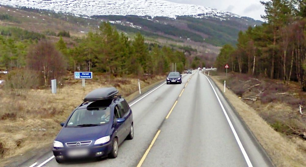 Gang/sykkelvegen langs fylkesveg 61 går gjennom lett terreng, men omfattende masseutskifting driver anleggomkostningene opp. (Foto: Google)