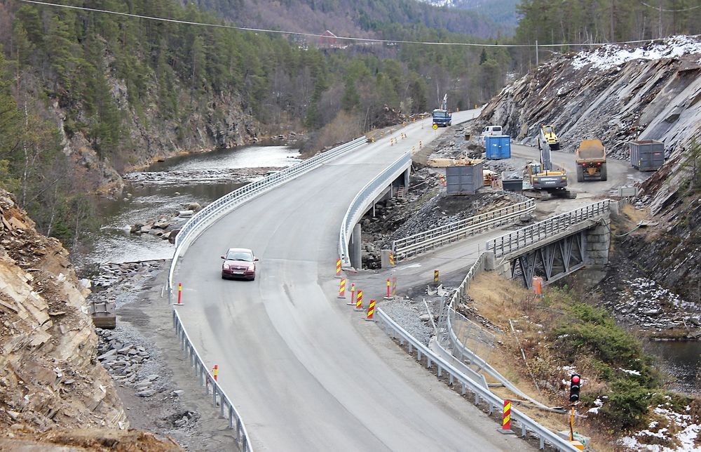 Dette bildet ble tatt 18. oktober da trafikken ble flyttet over på den nye Nåverdalsbrua. Gammelbrua til høyre blir nå revet, bare landkarene skal stå igjen. (Foto: Idar Lillebo)