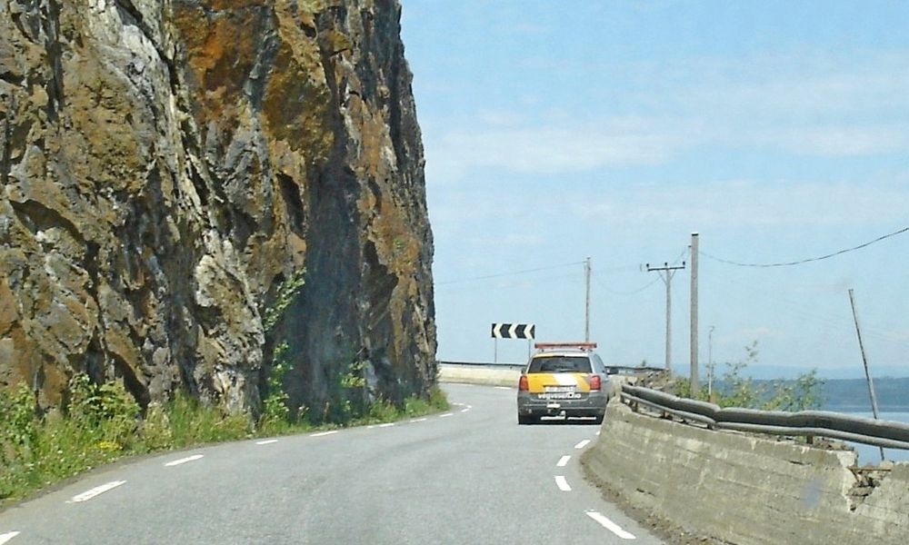Fylkesveg 33 langs Skreiberga er ikke trygg. Flere ganger har det rast stein ned på kjørebanen. Implenia skal trolig drive tunnelen som erstatter denne strekningen. (Foto: Statens vegvesen)