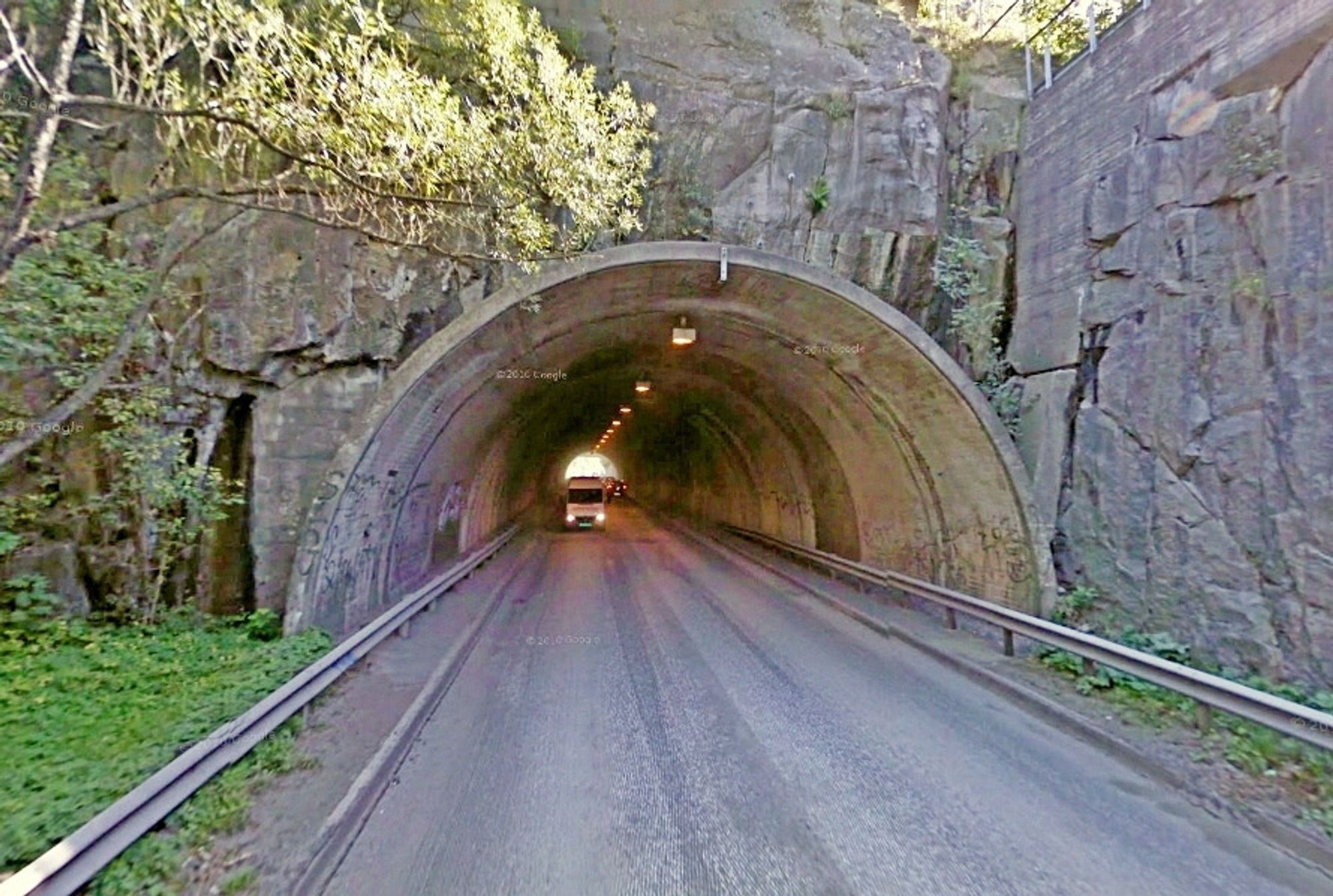 St. Hansfjellet tunnel på riksveg 110 i Fredrikstad er bare 158 meter lang, men oppgraderingen av den blir komplisert. Det meste av arbeidet må foregå om natten. (Foto: Google)
