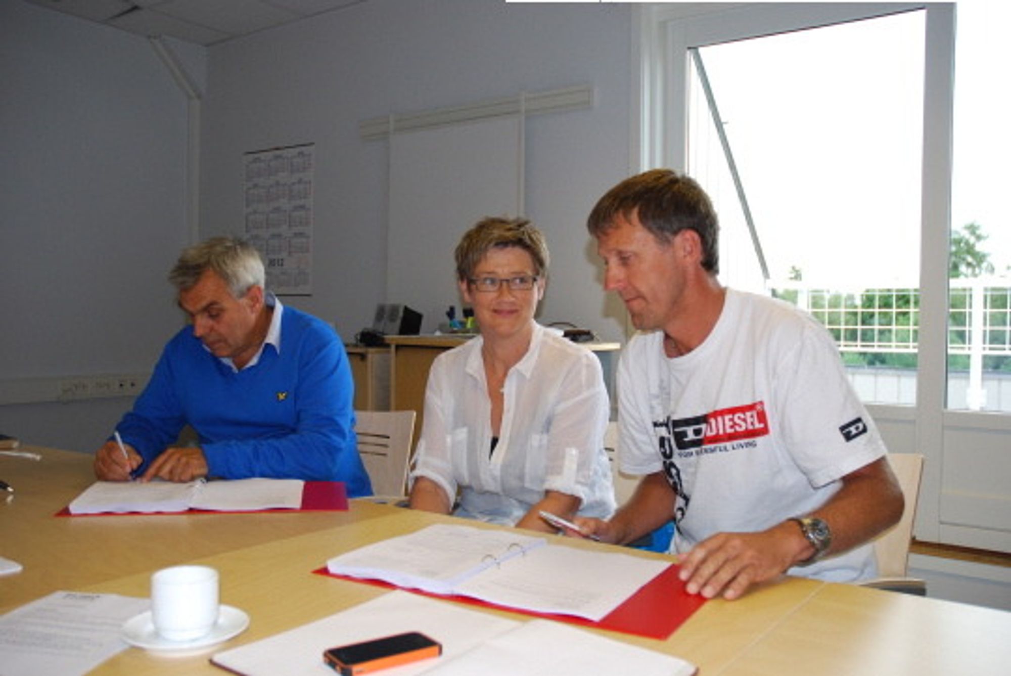 Anne Brit Moen fra Statens vegvesen og Knut Øynebråten og Jan Dokken fra Arbeidsfellesskapet Dokken og Engene underskrev tirsdag kontrakt om bygging av ny E16 i Sør-Aurdal. (Foto: Marthe Lang-Ree, Statens vegvesen).