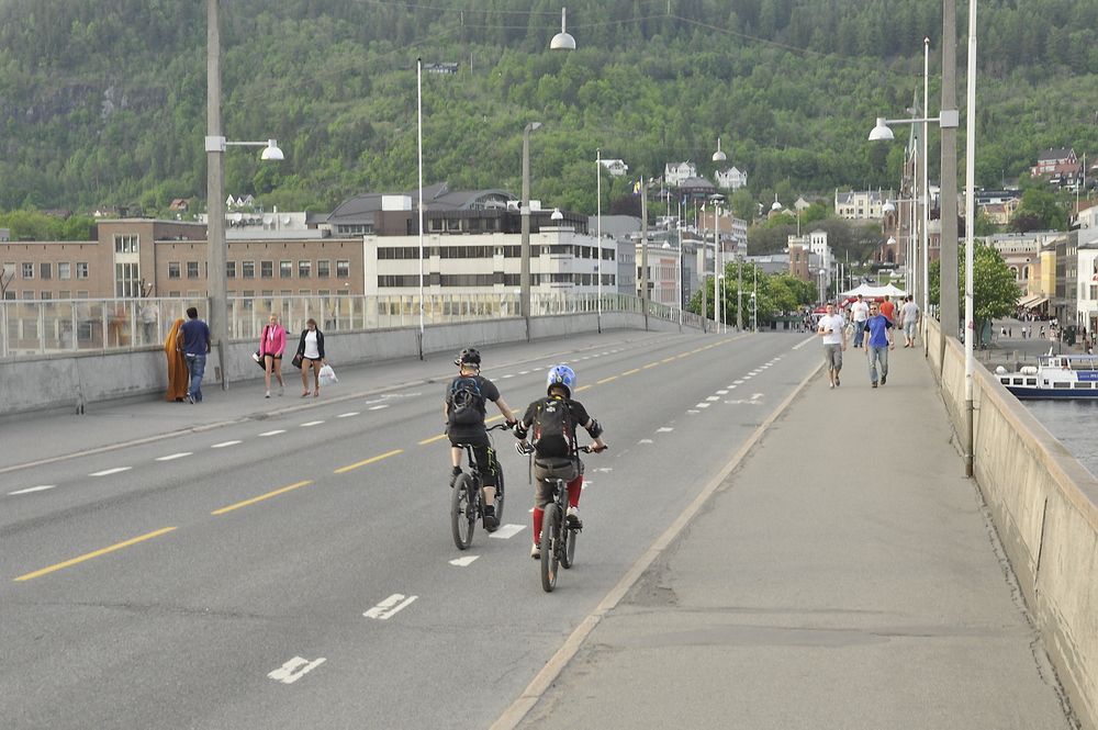 Når folk fra BMO Entreprenør setter i gang arbeidet på Bybrua i Drammen om kort tid, må myke trafikanter bruke høyre side av brua. (Foto: Anders Haakonsen)