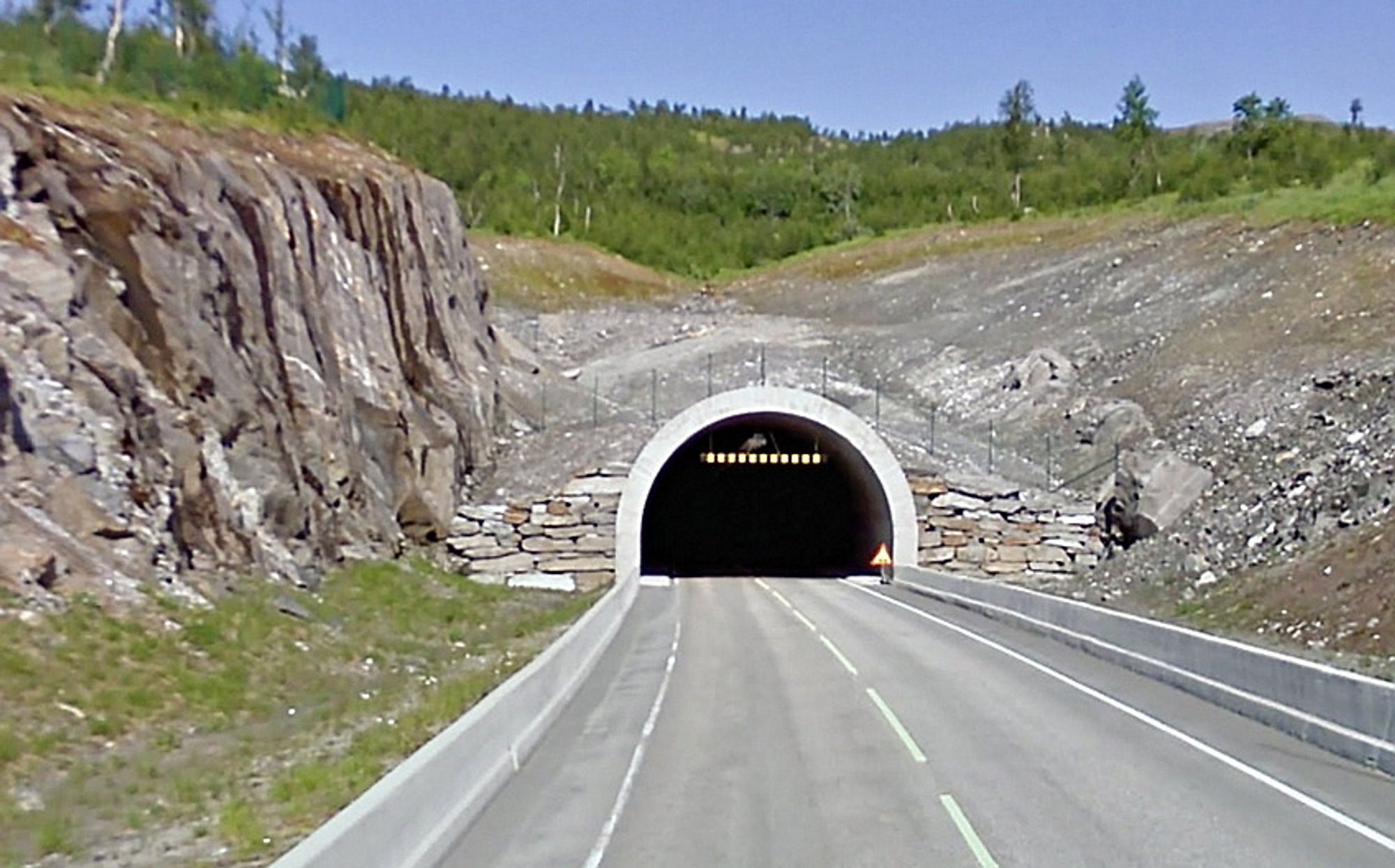 Et arbeidsfellesskap mellom Hans Johnny Høgås fra Mo i Rana og M3 Anlegg fra Bodø har fått kontrakten på oppgradering av Umskartunnelen. (Foto: Google)