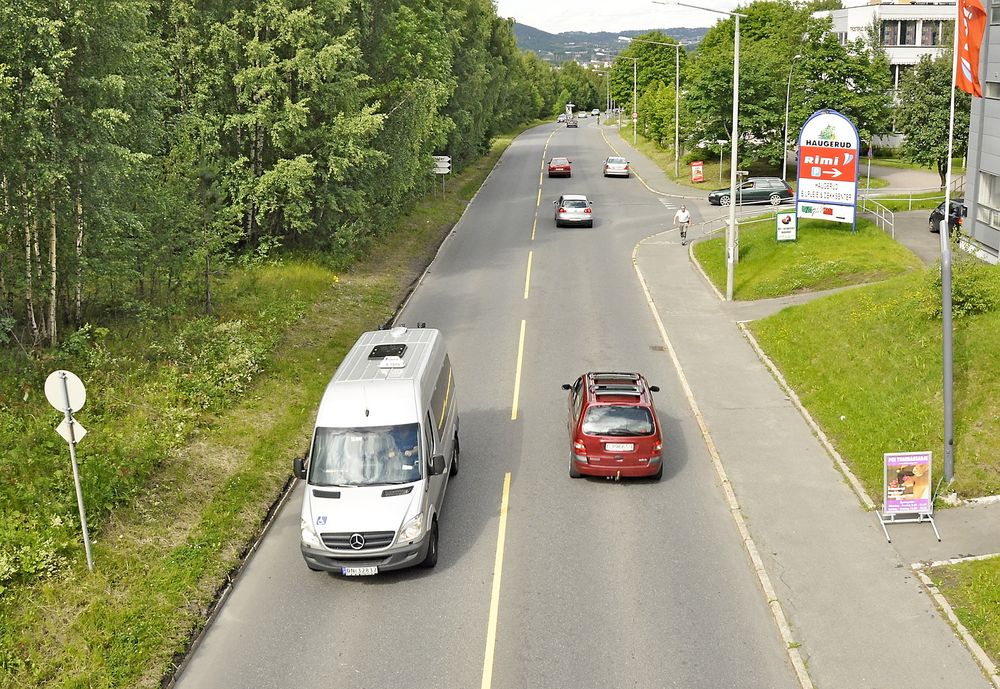 Ikke lett for gående og syklende å ta seg fram på venstre side av denne vegen. Med en årsdøgntrafikk på Tvetenveien på over 11 000 er det behov for et bedre tilbud. Aktiv Veidrift har gode muligheter til å få jobben med å sørge for det. (Foto: Anders Haakonsen)